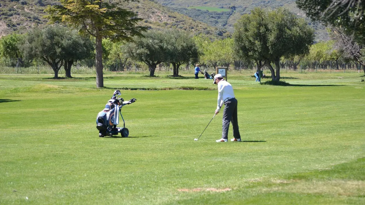 Listo para acercar la bola al green en el hoyo 9 de Golf Guara. Foto: Sportaragon