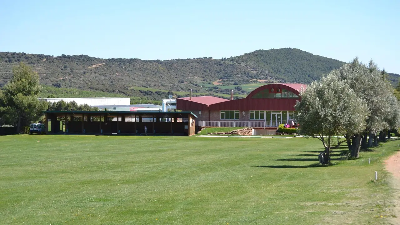 Campo de pr&aacute;cticas de Golf Guara y al fondo, la sede social del club. Foto: Sportaragon