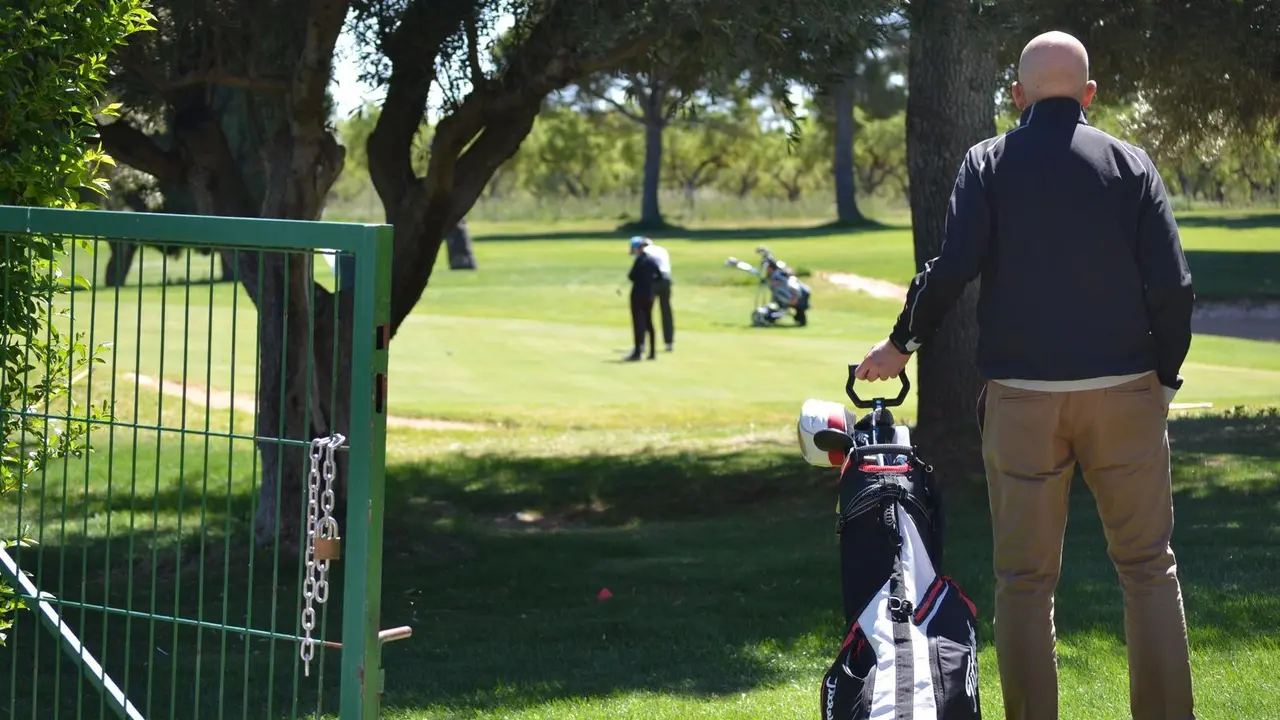 Un jugador observa atento a otros compa&ntilde;eros que est&aacute;n en el &uacute;ltimo Green de Golf Guara. Foto: Sportaragon