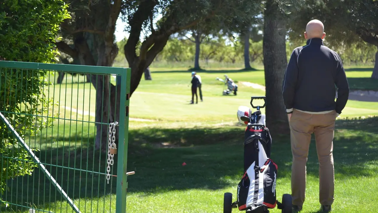 Un jugador observa a unos compa&ntilde;eros en un Green de Golf Guara. Foto: Sportaragon