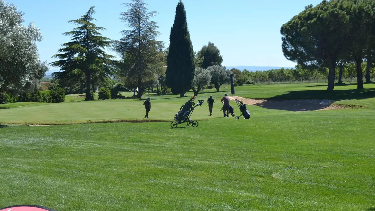 Tres jugadores se preparan para terminar un hoyo en el Golf Guara. Foto: Sportaragon