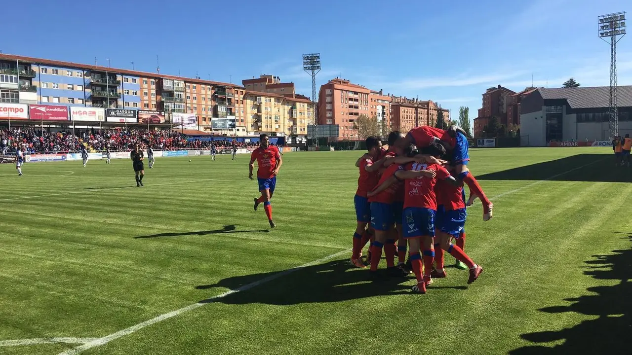 Los jugadores del CD Teruel celebran un gol. | Foto: Fernando S&aacute;nchez