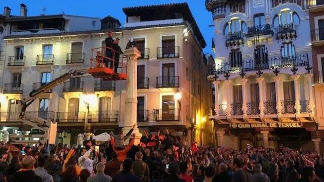 Los jugadores del CV Teruel colocan una bufanda naranja al Torico por su s&eacute;ptima Superliga |Foto: Raquel S&aacute;nchez 