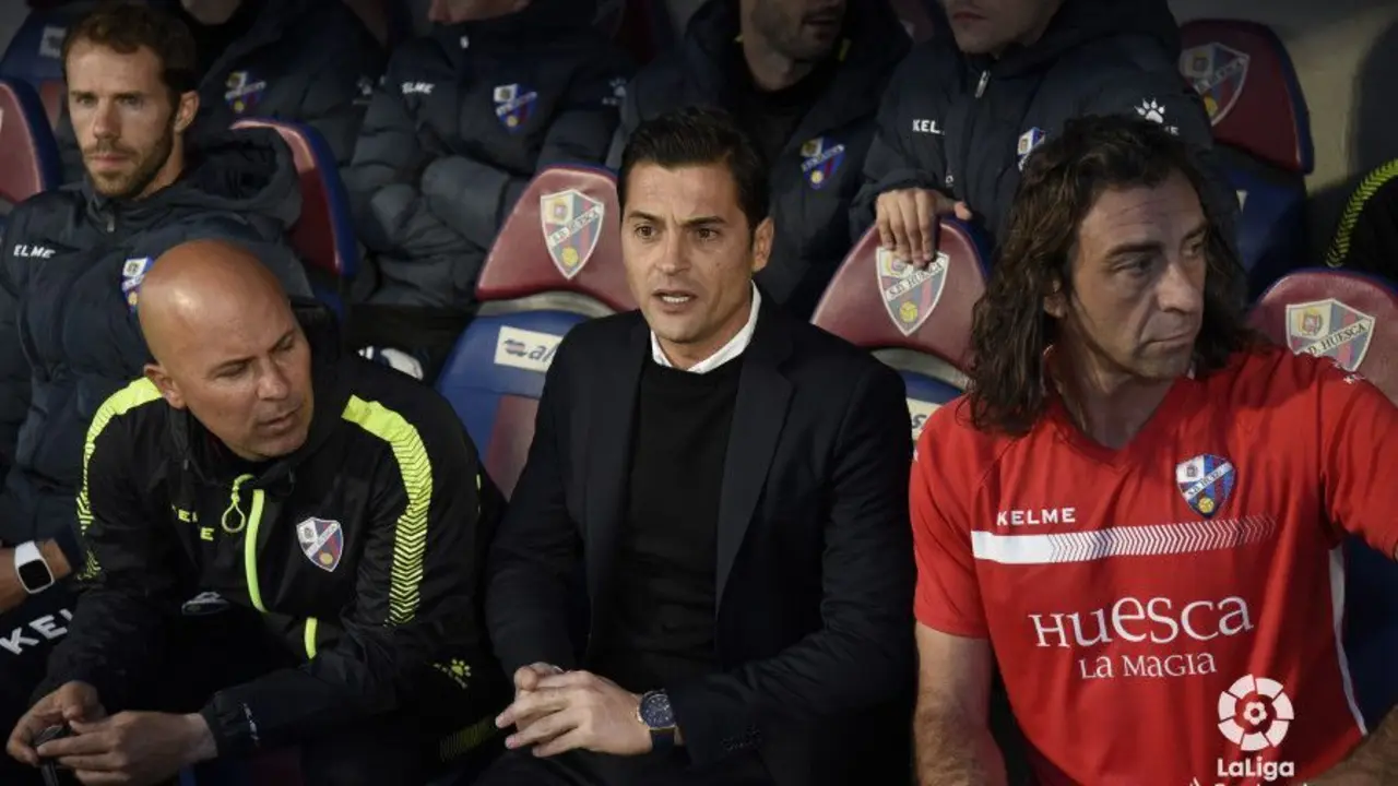 Francisco, en el banquillo del Huesca. Foto: LaLiga Santander