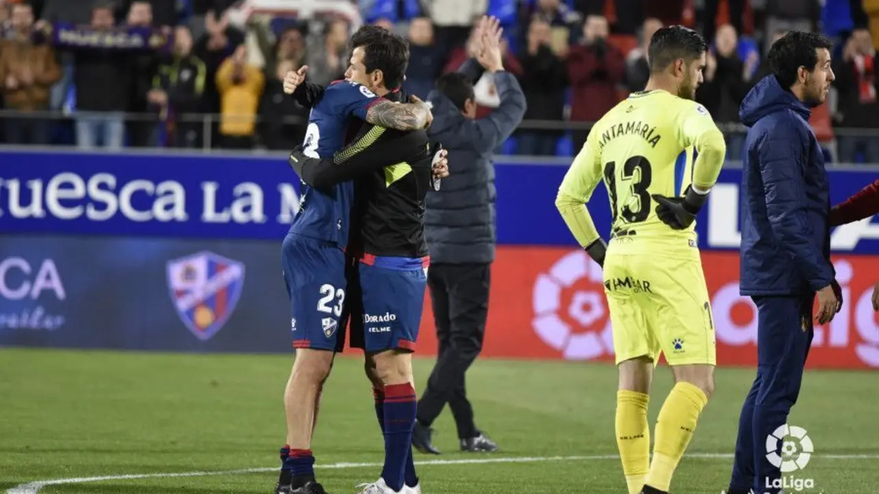 Los jugadores de la SD Huesca recibieron un bonito reconocimiento de una afici&oacute;n ejemplar | Foto: LFP