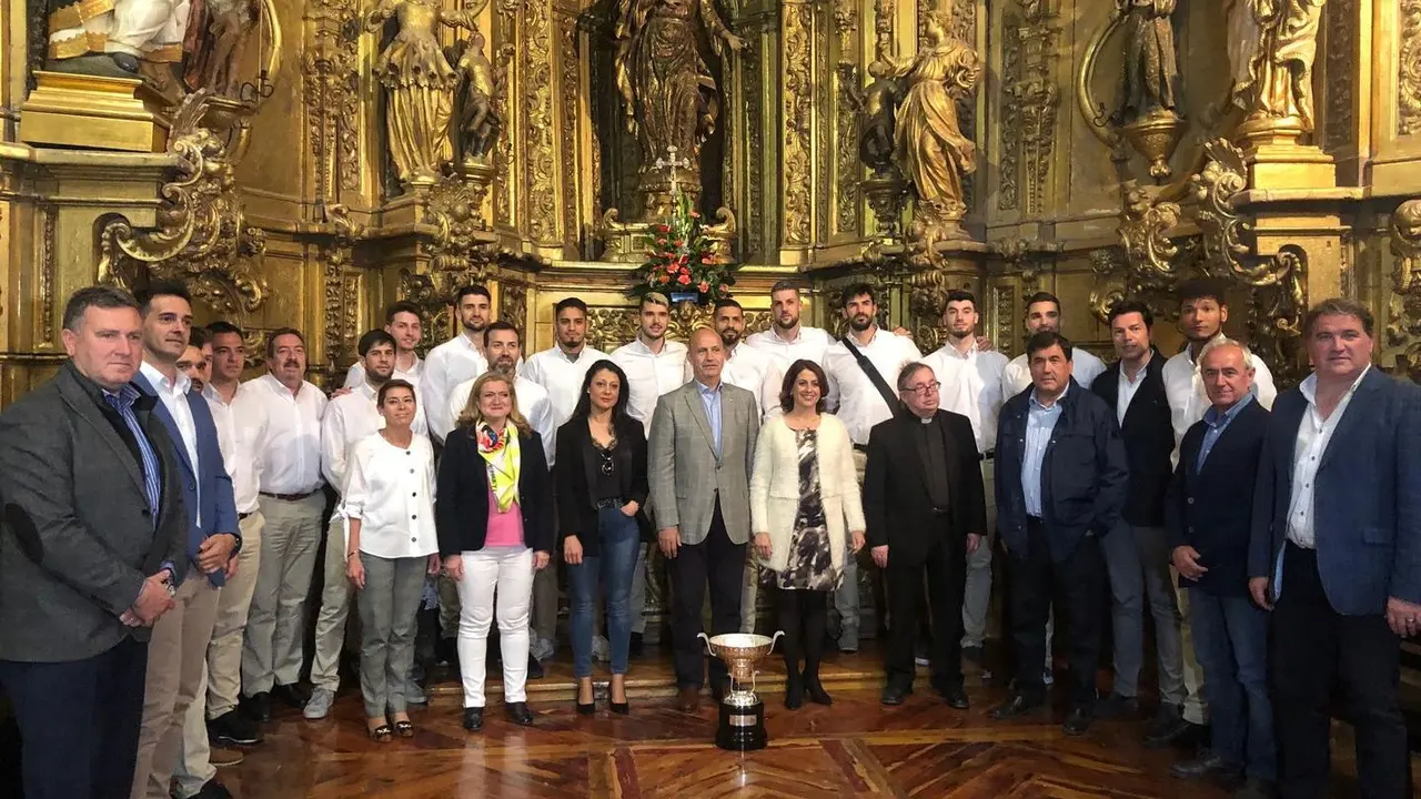 Los jugadores del CV Teruel en la ofrenda de la Superliga a la patrona de la ciudad |Foto: Raquel S&aacute;nchez