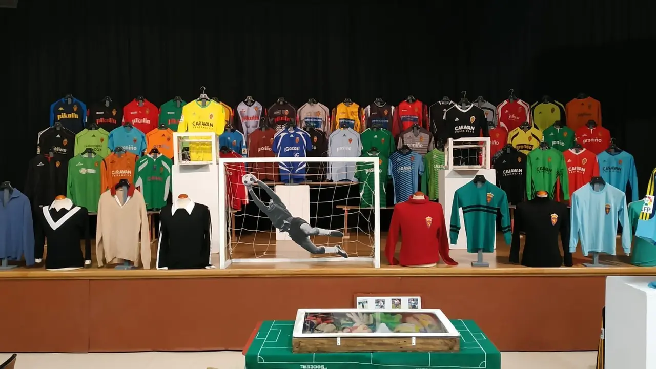 En la exposici&oacute;n pueden verse 100 camisetas del Real Zaragoza. 