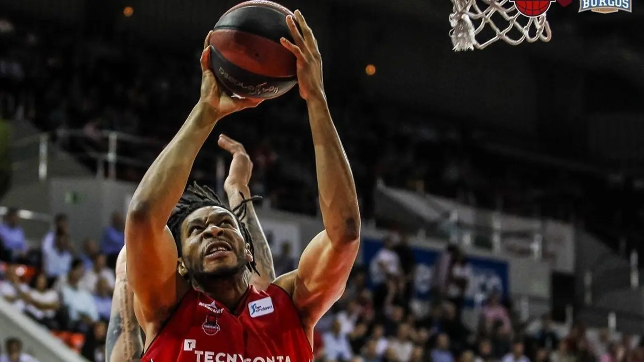 Stan Okoye se hace con un rebote. Foto: Basket Zaragoza