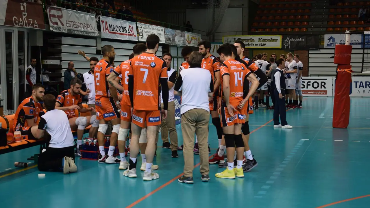 Indicaciones de Miguel Rivera durante la Copa CEV de Europa 2019 |Foto: Isabel Traver 