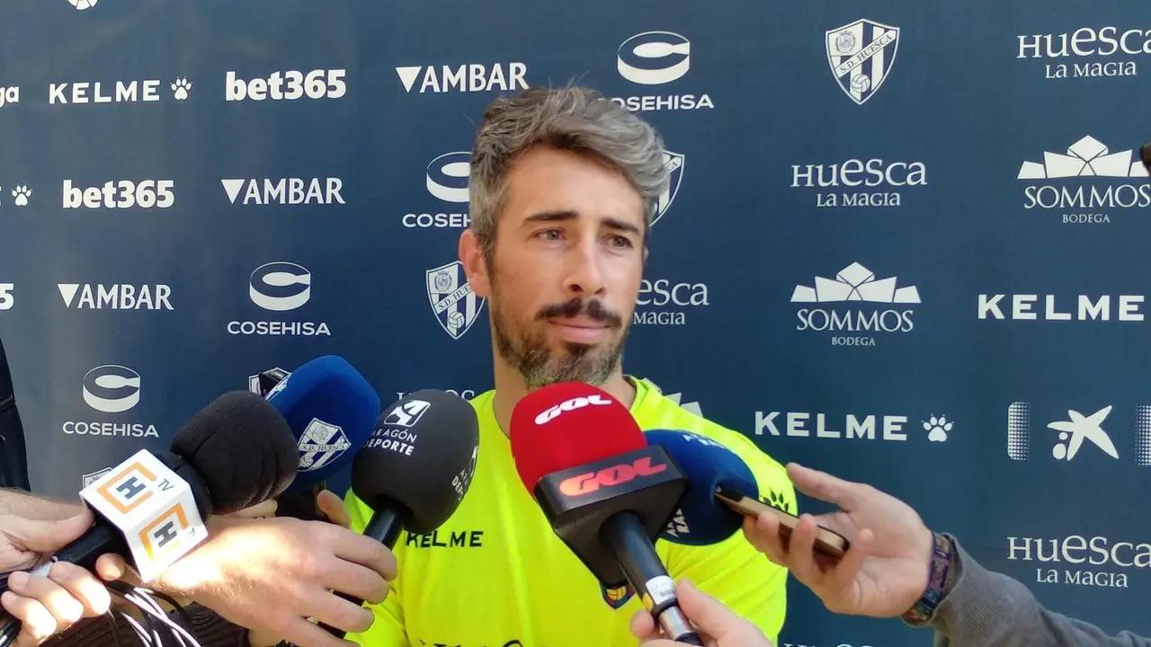 Luisinho, en la imagen, en la rueda de prensa ante los medios acreditados en la SD Huesca. Foto: Sportaragon