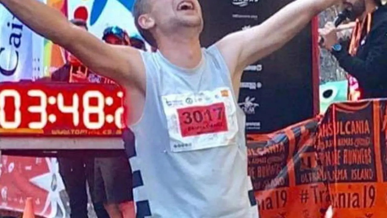 Osanz levanta los brazos para soltar su alegr&iacute;a tras el segundo puesto en el medio marat&oacute;n de la Transvulcania. Foto: Cedida