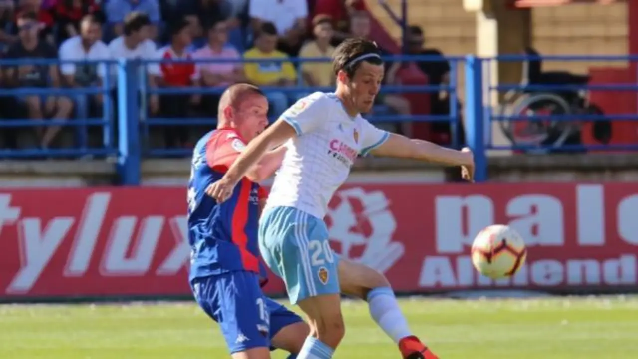 Marc Gual controla un bal&oacute;n en el partido de esta tarde. Foto: La Liga 1 2 3