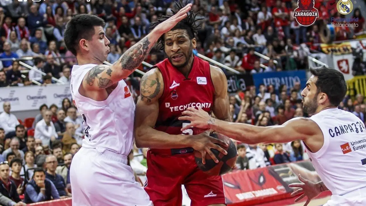 Stan Okoye protege el bal&oacute;n ante Deck y Campazzo. Foto: Basket Zaragoza/ACB
