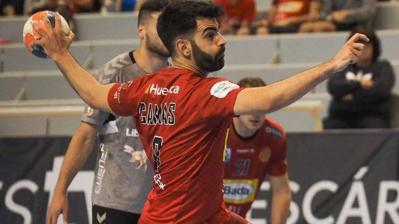 Quique Camas (7 goles) realiza un lanzamiento desde los siete metros contra Cuenca. Foto: C.Pascual
