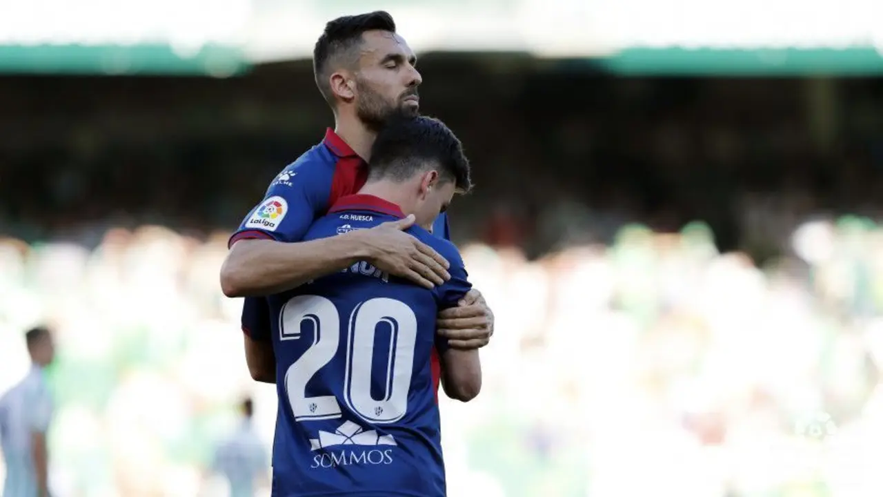 Enric Gallego abraza a Juanpi tras su gol. |Foto: LFP