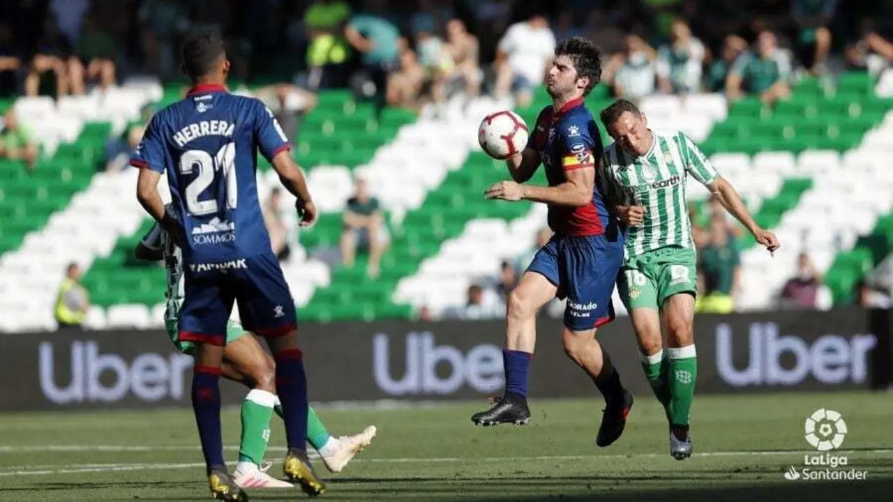 El capit&aacute;n, Gonzalo Melero, disputa un bal&oacute;n con Guardado.| Foto: LaLiga