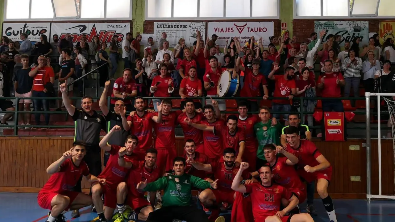 El equipo de Efr&eacute;n P&eacute;rez celebra el ascenso en compa&ntilde;&iacute;a de la afici&oacute;n sobre la misma pista. Foto: BM Huesca