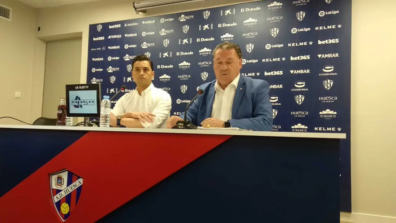 Francisco y Agust&iacute;n Lasaosa, en la rueda de prensa donde el entrenador ha anunciado su despedida. Foto: Sportaragon