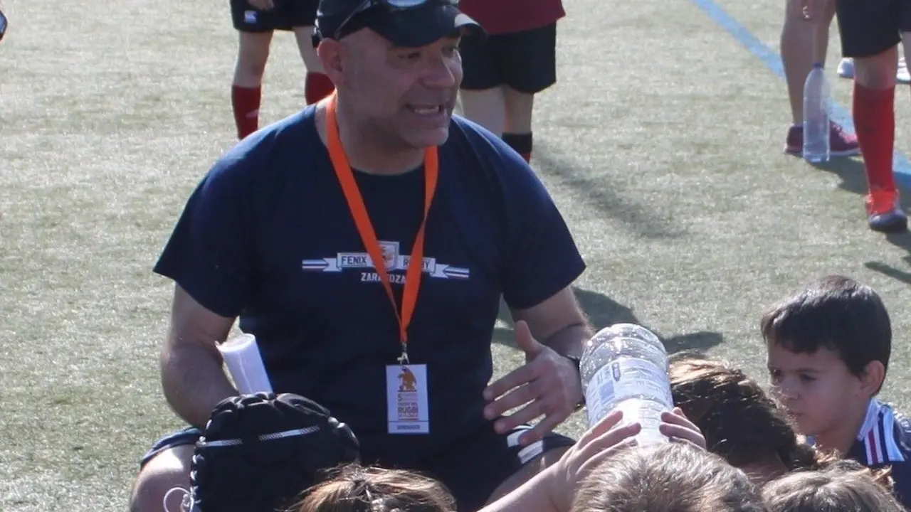 Carmelo, dirigiendo a los chicos. Foto: Rugby F&eacute;nix