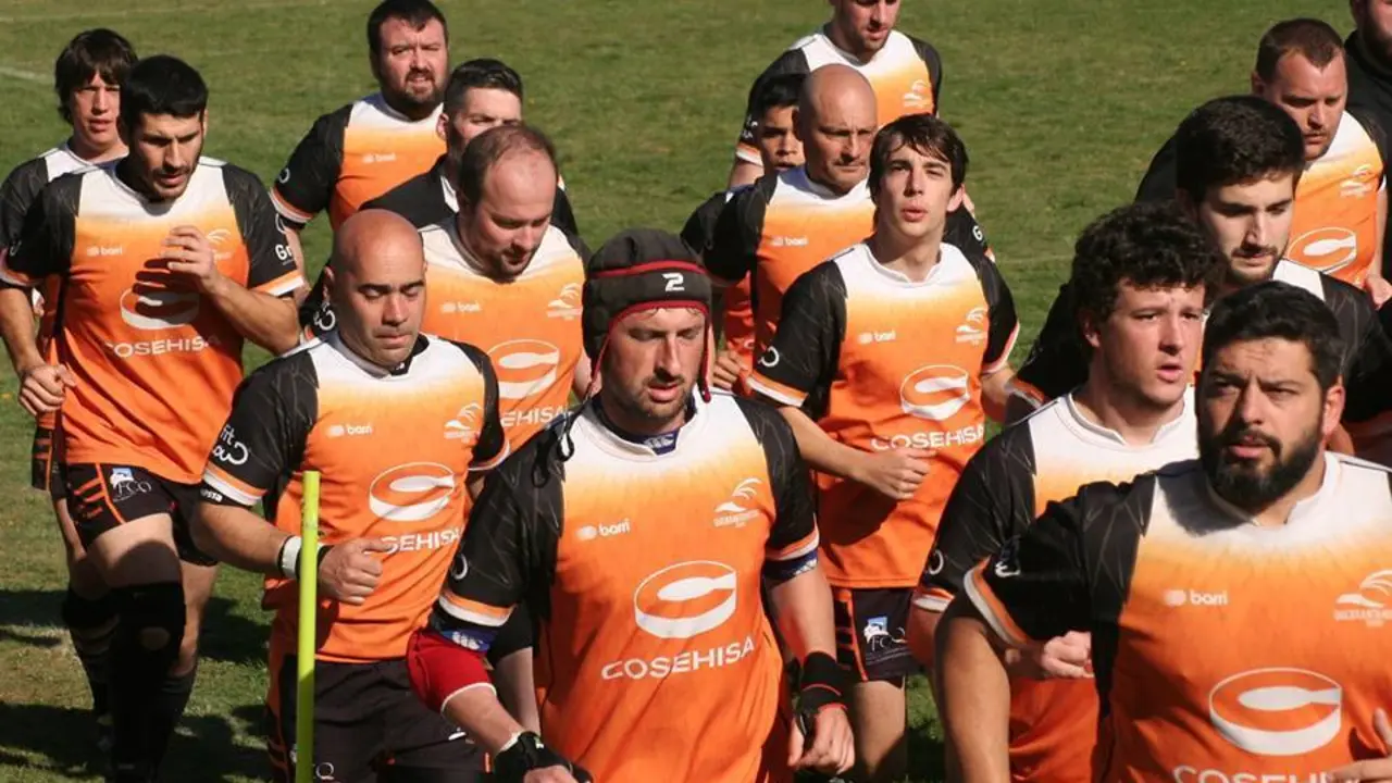 Jugadores del Quebrantahuesos Rugby en el inicio de un partido. Foto: Quebrantahuesos Rugby