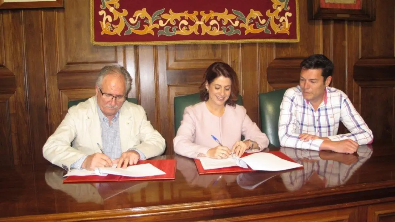 La alcaldesa de Teruel, Emma Buj, firma el convenio de colaboraci&oacute;n 2019 con el presidente del CD Teruel, Ram&oacute;n Navarro. |Foto: Ayuntamiento 