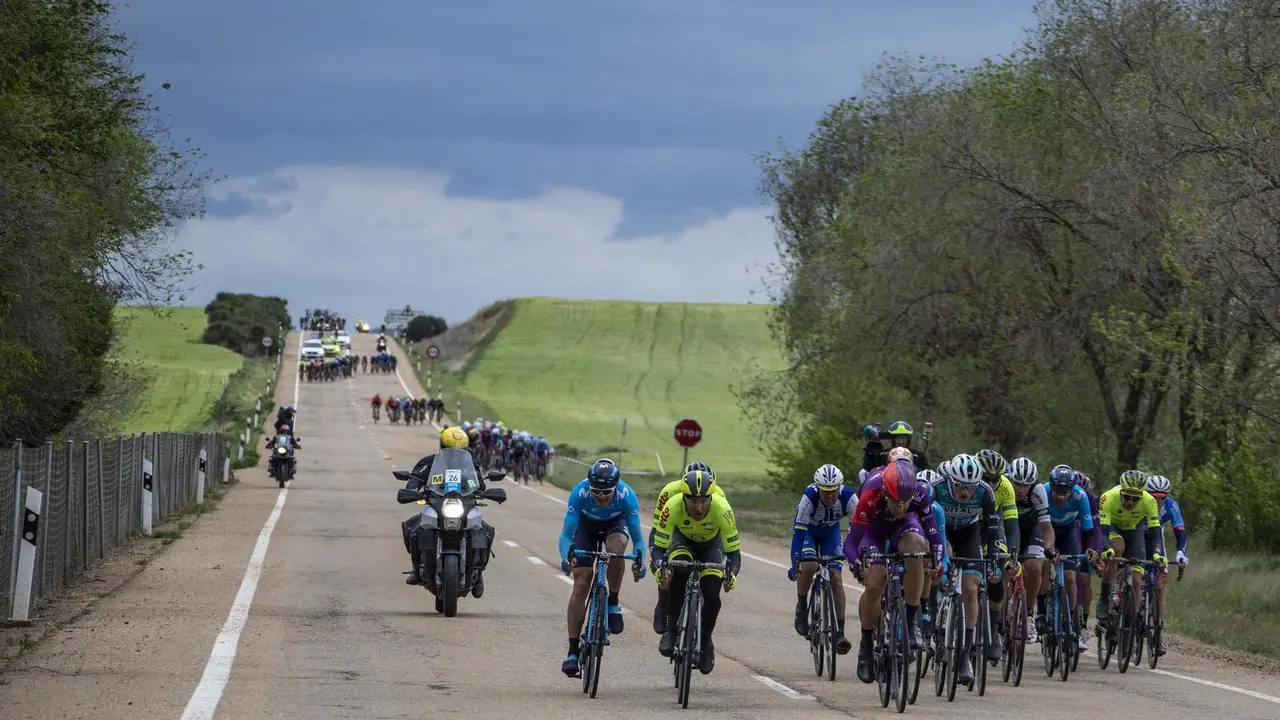 El viento provoc&oacute; los abanicos del pelot&oacute;n y endureci&oacute; la primera etapa de la Vuelta Arag&oacute;n. Foto: Cristian Casal