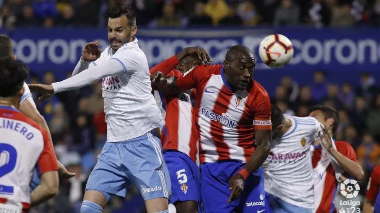 Guiti&aacute;n defiende un bal&oacute;n ante el Sporting. Foto: La Liga 123