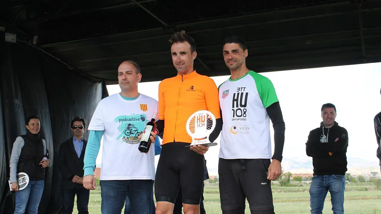Haimar Zubeldia recoge el trofeo como ganador de la II HU-108 BTT