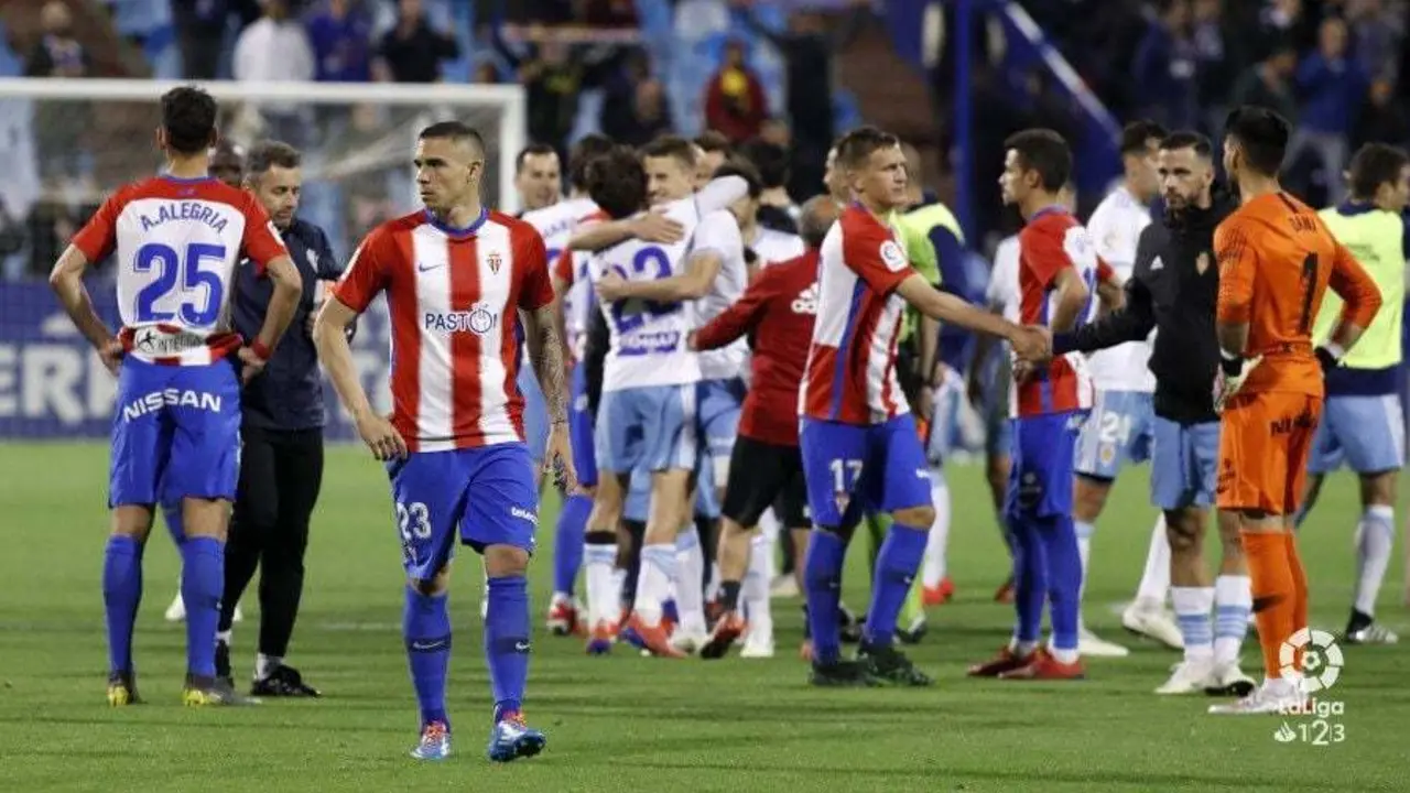 Los jugadores del Real Zaragoza se abrazan tras vencer al Sporting la temporada pasada. Foto: Liga123