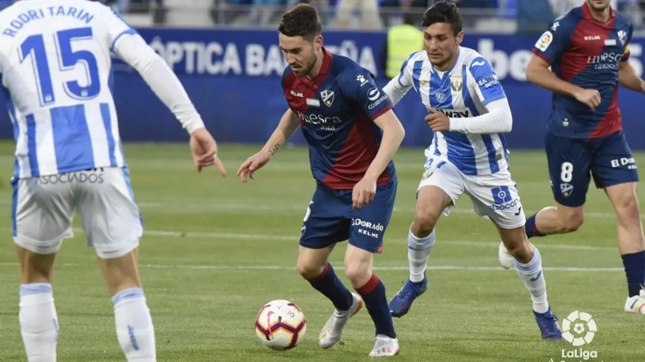 Moi, en la imagen con el bal&oacute;n, y Melero sujetaron al Husca en la primera parte. Foto: LaLiga Santander