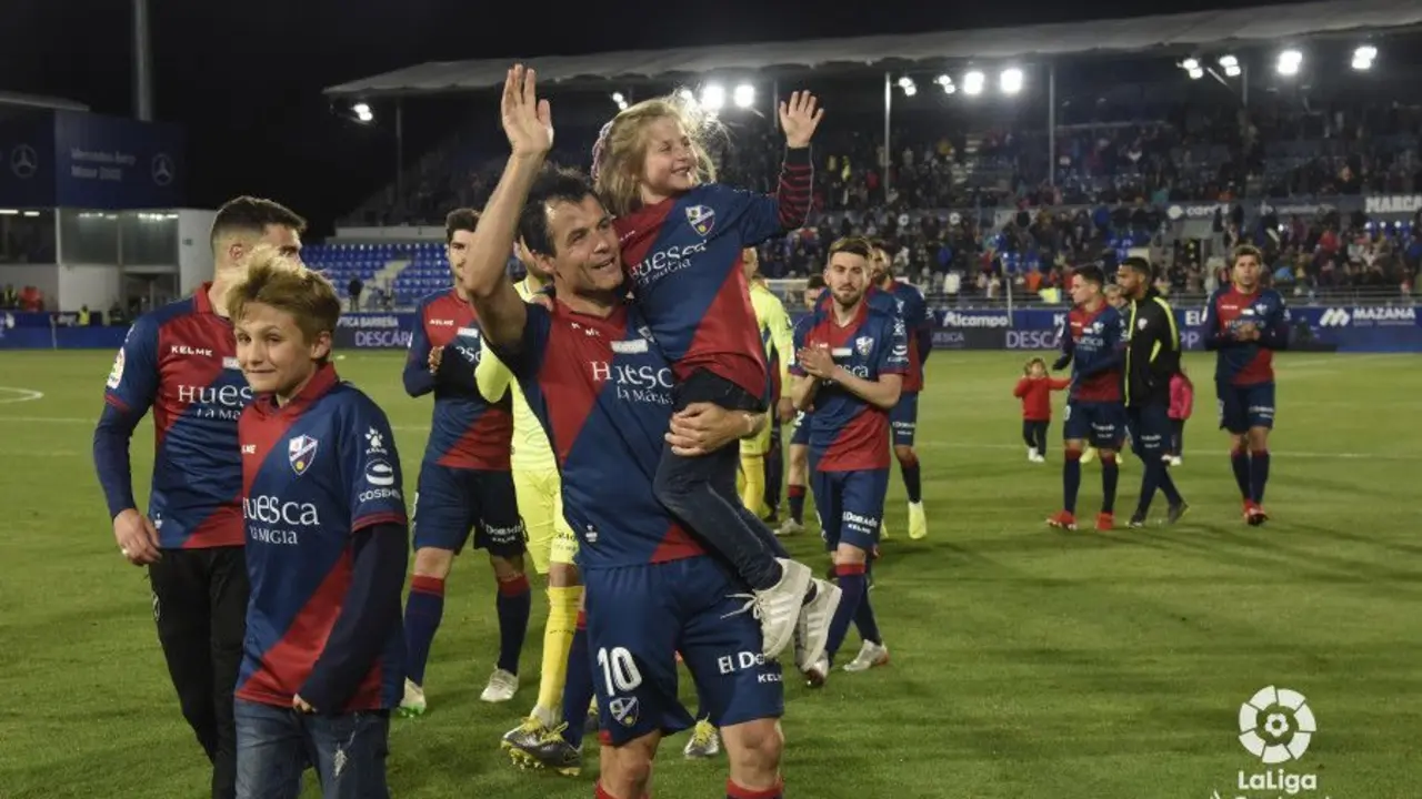 Camacho dando la &uacute;ltima vuelta de honor en El Alcoraz agradeciendo los aplausos de la afici&oacute;n. Foto: LaLiga Santander