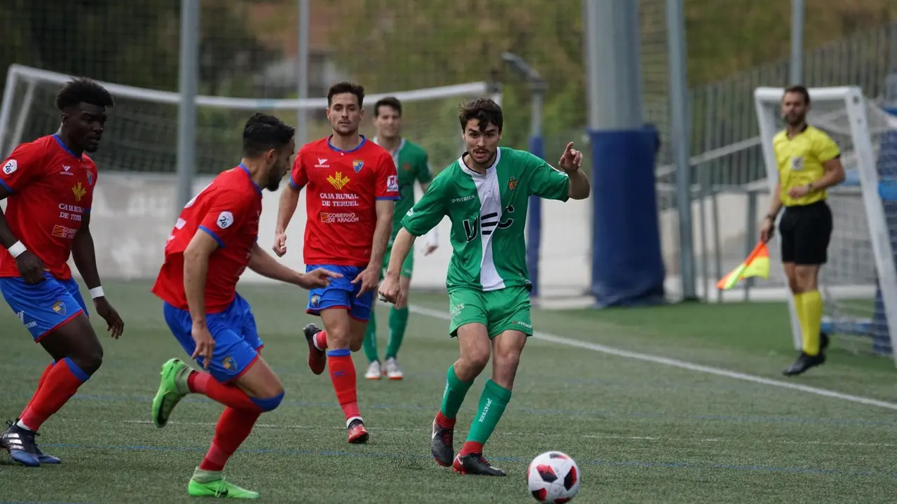 En la imagen jugadores de la UE Cornell&agrave; y del CD Teruel se disputan el bal&oacute;n. | Foto: Jos&eacute; Ra&uacute;l Gonz&aacute;lez @ue_coornella