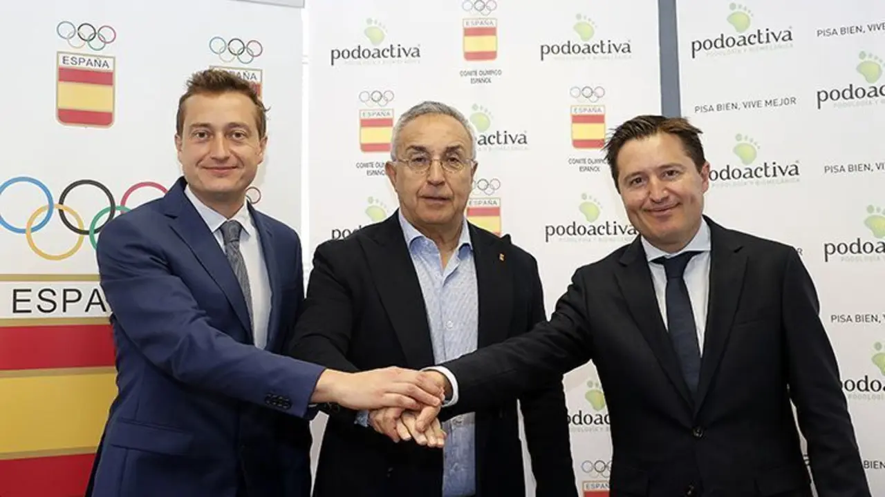 Blanco, entre Javier y V&iacute;ctor Alfaro juntan sus manos tras la firma del convenio. Foto: Podoactiva