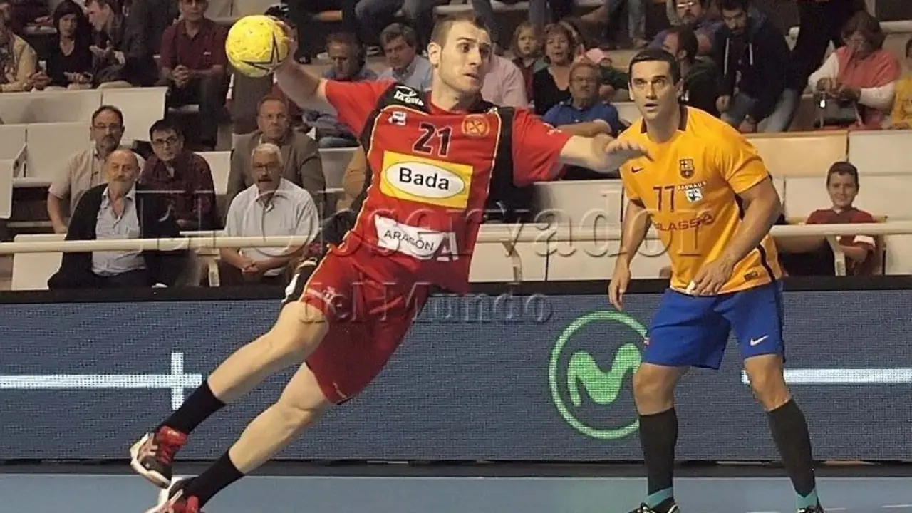 Oier, en una imagen del partido contra el Bar&ccedil;a de la pasada campa&ntilde;a en el Palacio con Lazarov al fondo. Foto: C.Pascual 