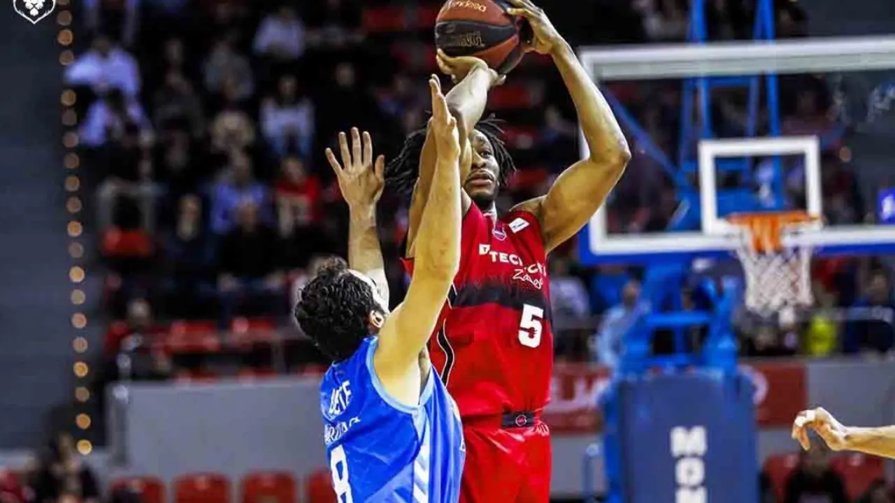 Stan Okoye, en el partido ante Burgos. Foto: Esther Casas/Tecnyconta Zaragoza