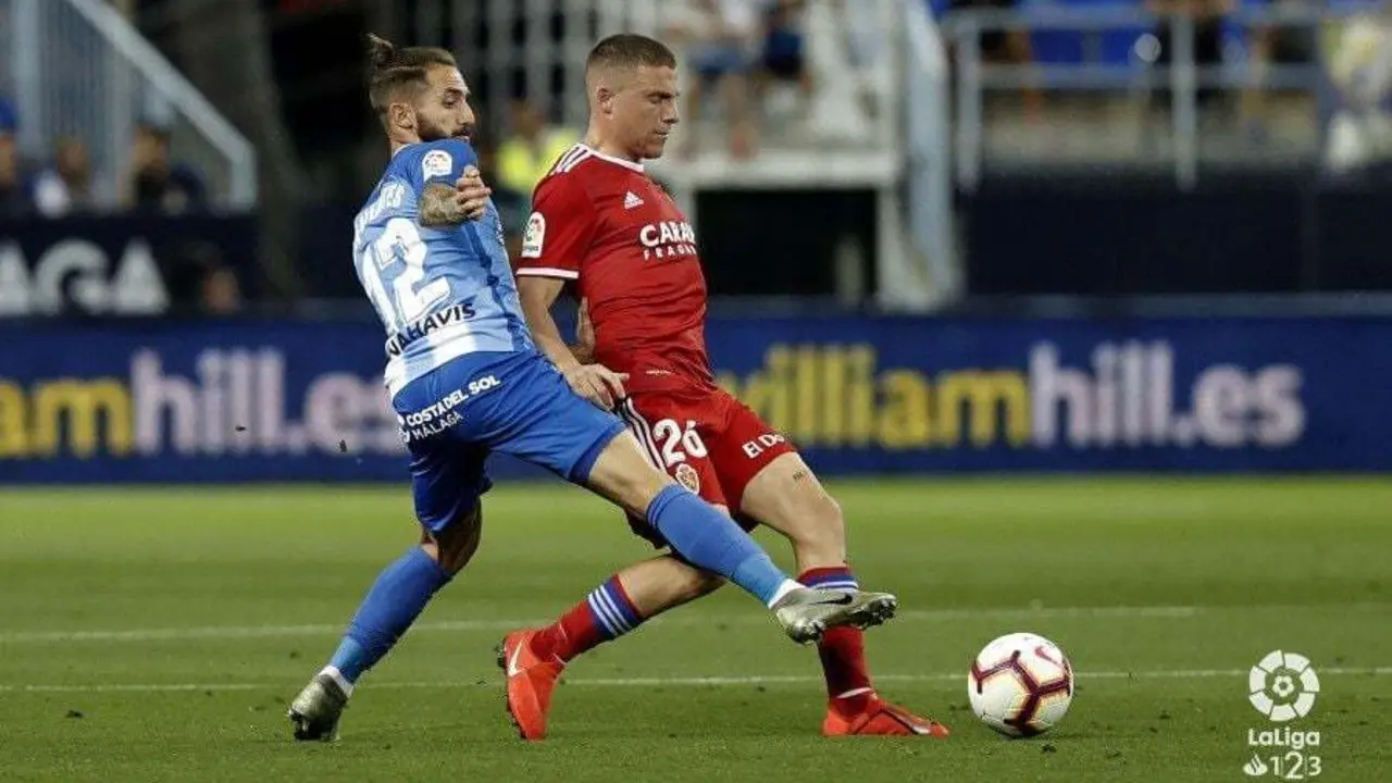 Biel conduce el bal&oacute;n en La Rosaleda en su etapa como jugador zaragocista. Foto: La Liga 123