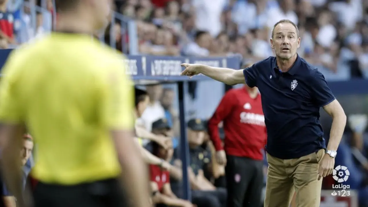V&iacute;ctor Fern&aacute;ndez da instrucciones a los suyos durante el partido | Foto: LFP
