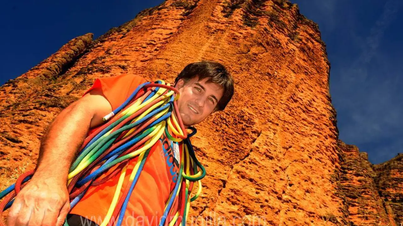 Primer plano de Carlos Su&aacute;rez en los Mallos de Riglos. Foto: FB de Carlos Su&aacute;rez