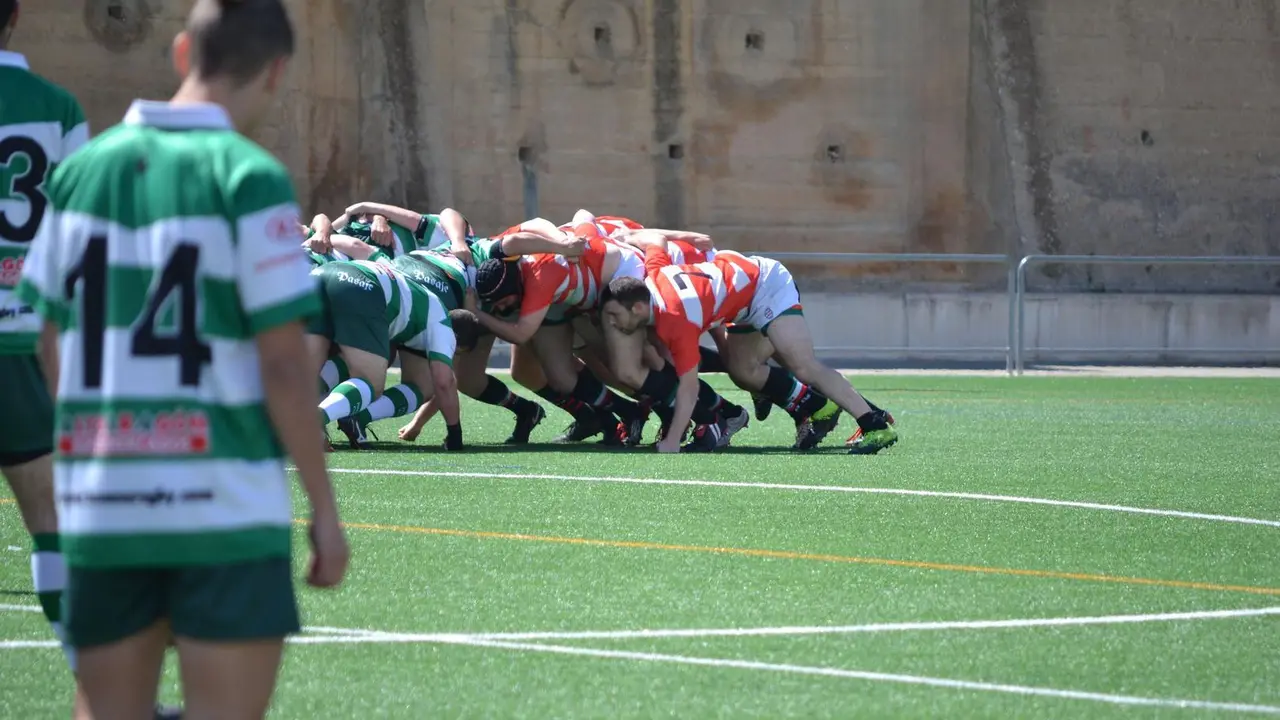 Imagen de archivo de una mel&eacute; en el inicio del partido entre el Rugby Huesca y el &Iacute;bero Rugby Zaragoza. Foto: Sportaragon