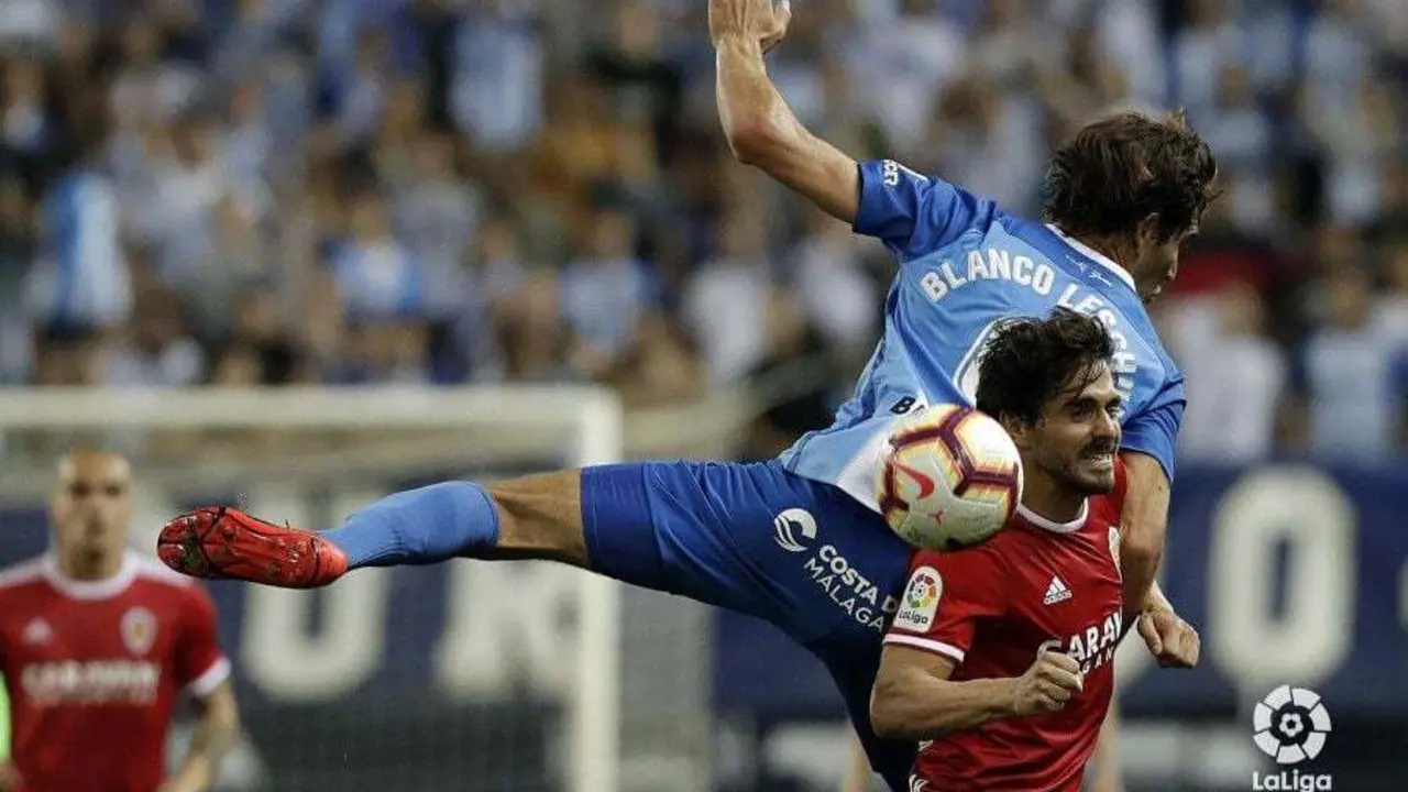 Ros pelea el bal&oacute;n ante el M&aacute;laga. Foto: La Liga 123