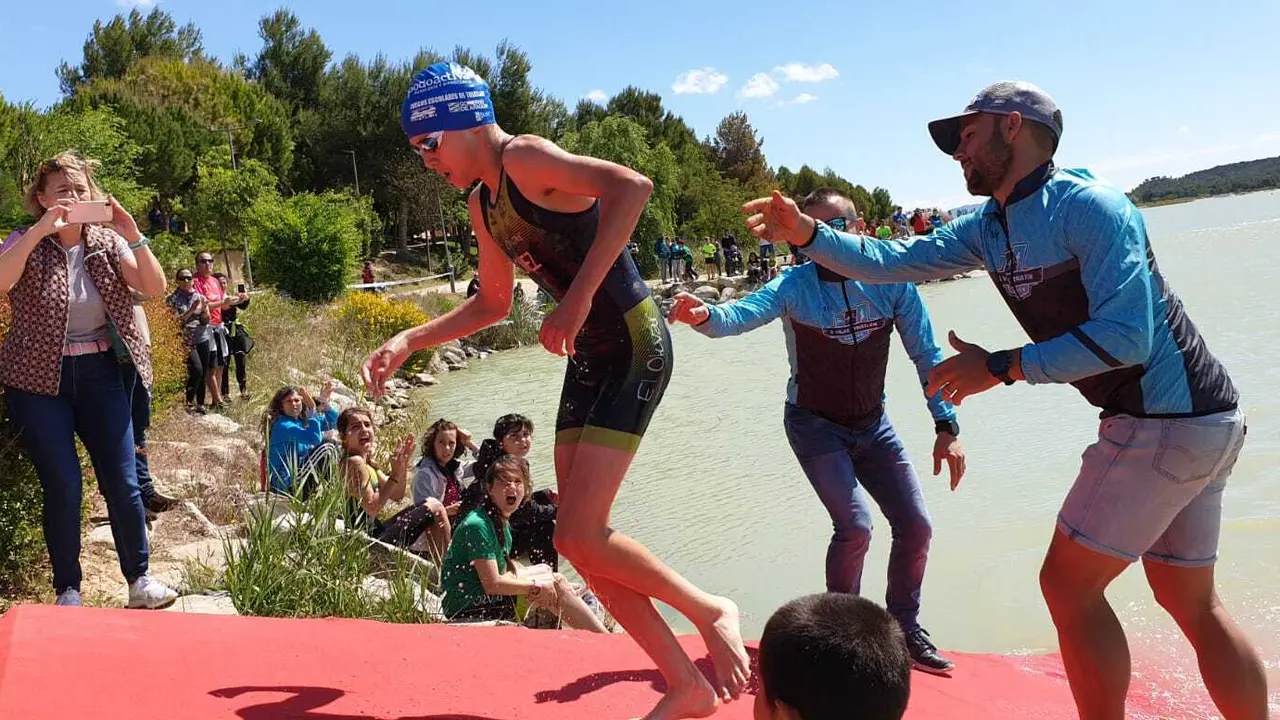 Triatleta saliendo del agua para entrar en el de la BTT. Foto: Fatri