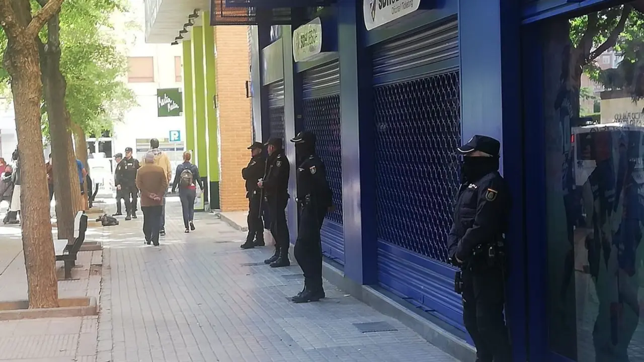 La Policia Nacional en el momento del registro en las oficinas del Huesca | Foto: SPORTARAGON