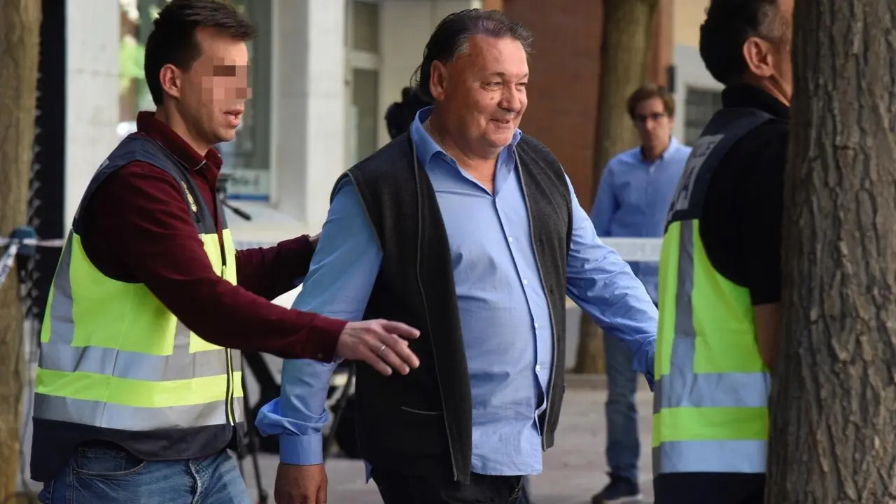 Agust&iacute;n Lasaosa, detenido y acompa&ntilde;ado por la Polic&iacute;a Judicial en el registro de su despacho en las oficinas de la SD Huesca en mayo de 2019 | Foto: COPE