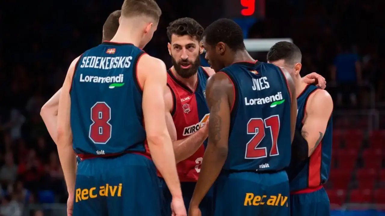 El capit&aacute;n Shengelia, santo y se&ntilde;a de este Baskonia, reune a los suyos | Foto: ACB.com