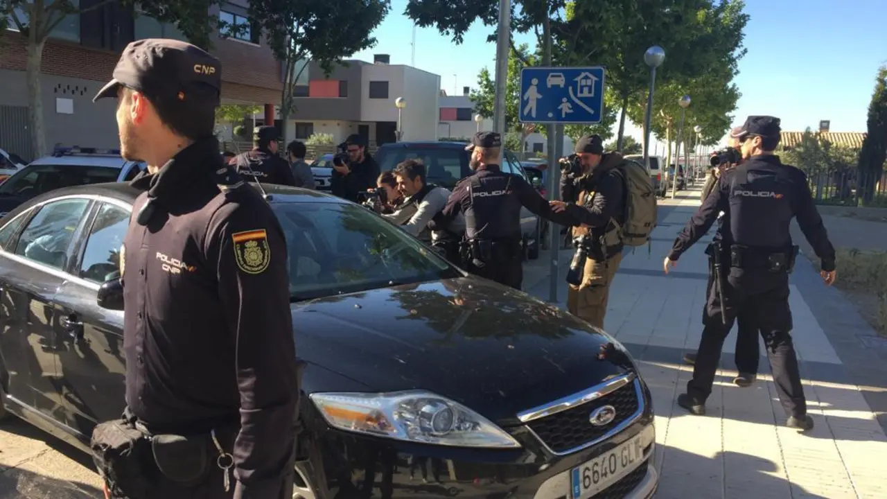 Un veh&iacute;culo camuflado de la Polic&iacute;a entra en los Juzgados de Huesca con uno de los detenidos de la Oikos