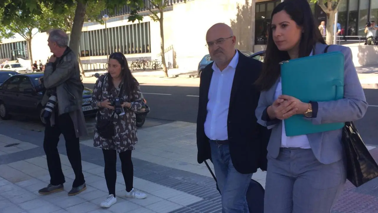 El Dr. Juan Carlos Galindo a su salida de los Juzgados | Foto: SPORTARAGON