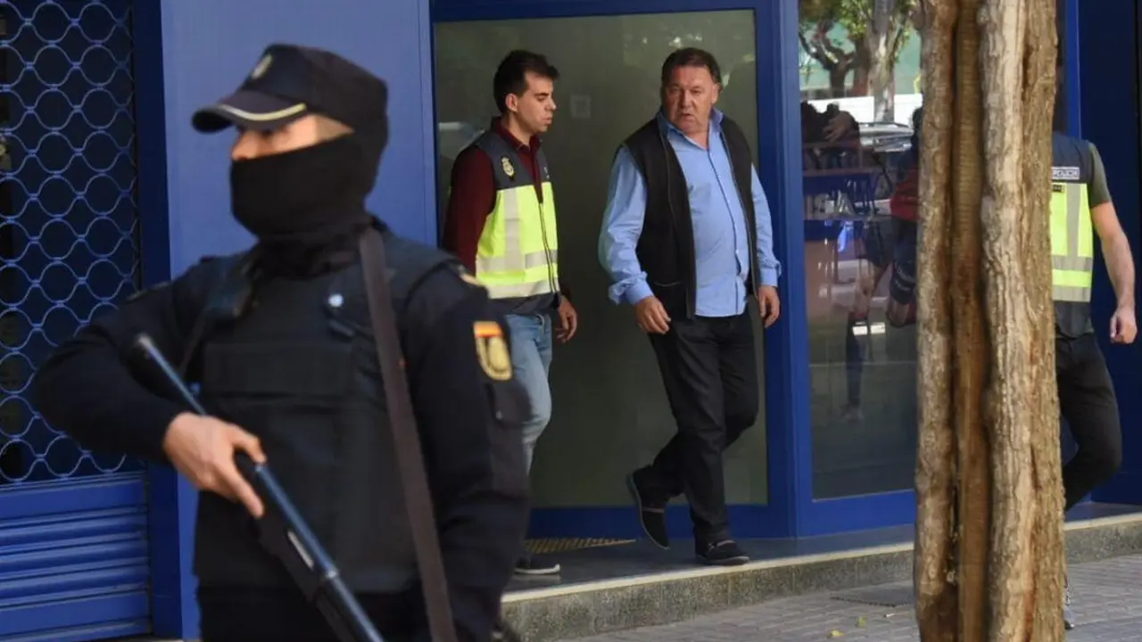 Agust&iacute;n Lasaosa, expresidente de la SDHuesca, saliendo de sus despachos en plena trama Oikos. 