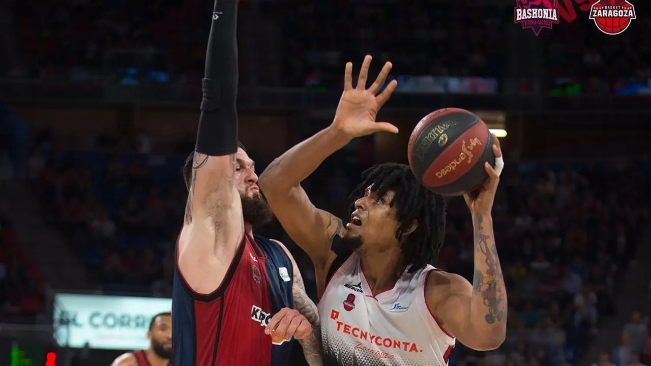 Javier Juztiz ha colocado dos taponazos. Foto: @BasketZaragoza/ACB
