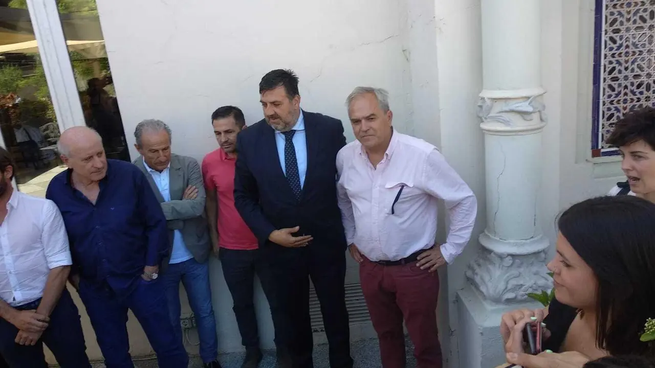El consejero delegado de la SD Huesca, Manuel Torres, segundo por la derecha, en el pasado mes de mayo, justo cuando estall&oacute; la Operaci&oacute;n 'Oikos'. Foto: SPORTARAGON