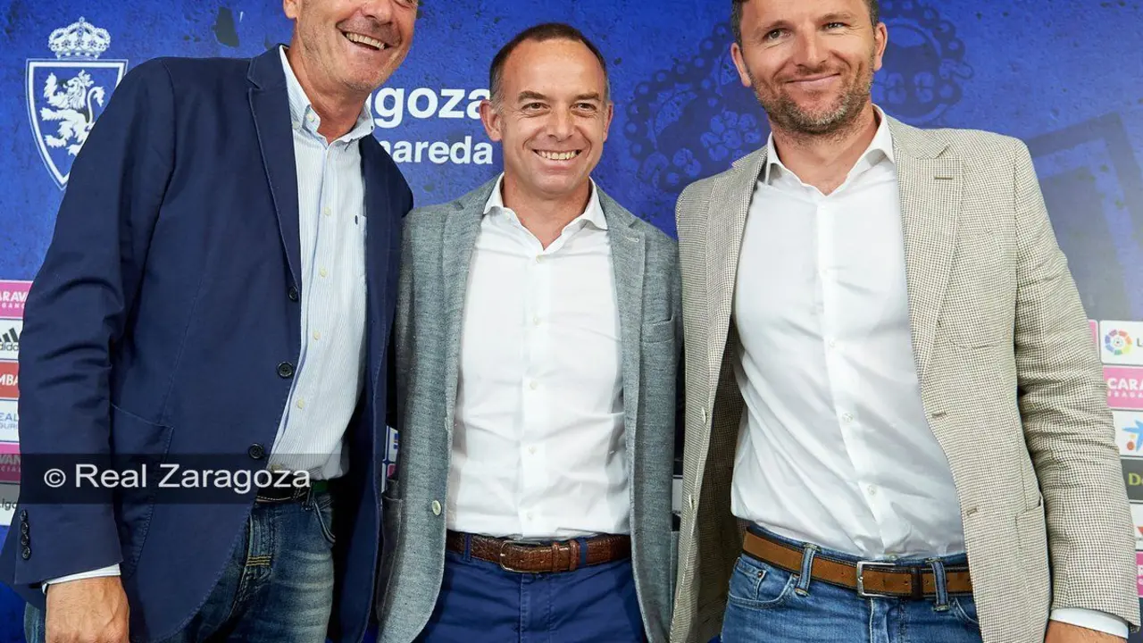 V&iacute;ctor, con Christian Lapetra y Lalo Arantegui, en la rueda de prensa de su renovaci&oacute;n. Foto: Real Zaragoza